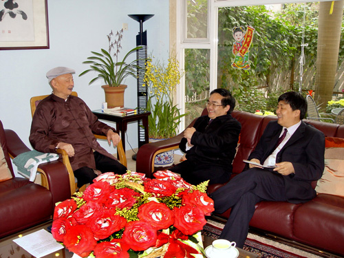 2005年2月12日,時任黨委書記傅世放、現任校長周澤揚前往鄧墾家中中拜望